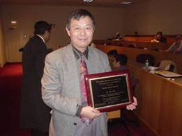 Dr. Yen Wei with his SEAM award.